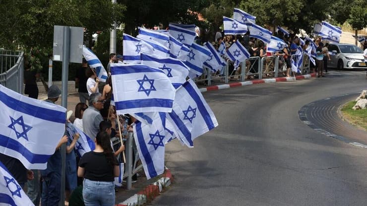 ההמונים שליוו את ארנון בדרכו האחרונה (צילום: עמית שאבי) צעדת דגלים לזכרו של פקד ארנון זמורה ז"ל