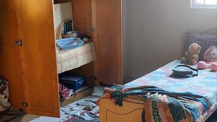 לכאורה חדר בדירה של עיתונאי אל-ג'זירה, שם הוחזקו חטופים זו הדירה שבה הוחזקה נועה ארגמני? זירת חיסול עיתונאי אל-ג'זירה ואביו הרופא