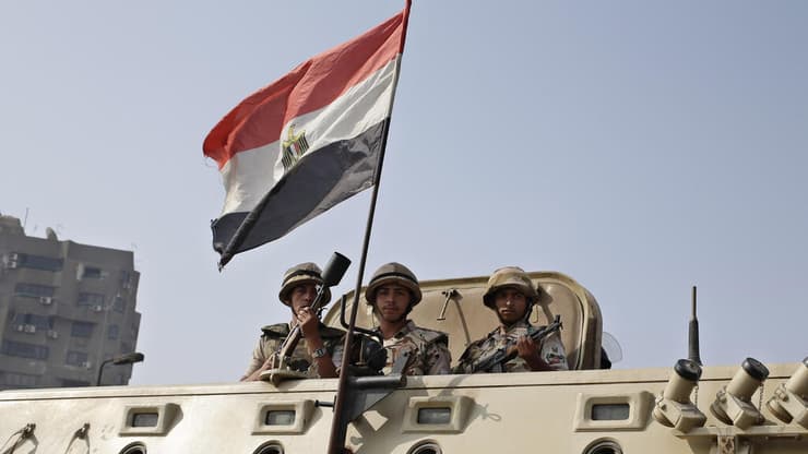 חיילים מצרים בזמן ההפיכה ב-2013