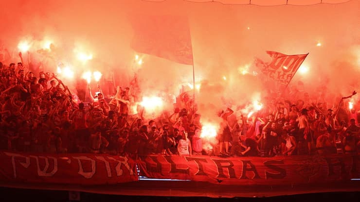 אוהדי הפועל ת"א (צילום: עוז מועלם) אבוקות ביציע האדום