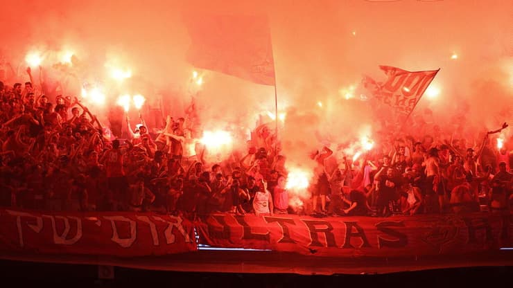 אבוקות ביציע האדום