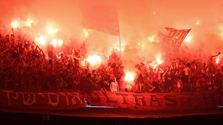 אוהדי הפועל ת"א (צילום ארכיון: עוז מועלם) אבוקות ביציע האדום