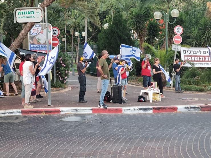 מפגינים מול ביתו של השר יואב קיש