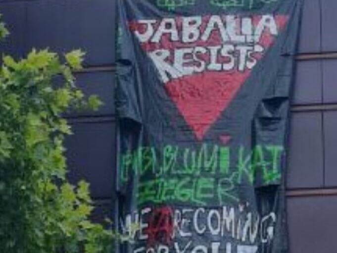    פעילים פרו פלסטינים מרססים משולש אדום הפוך בברלין