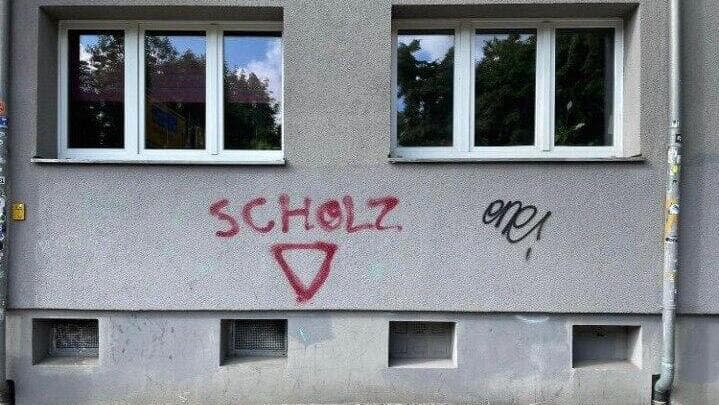    פעילים פרו פלסטינים מרססים משולש אדום הפוך בברלין