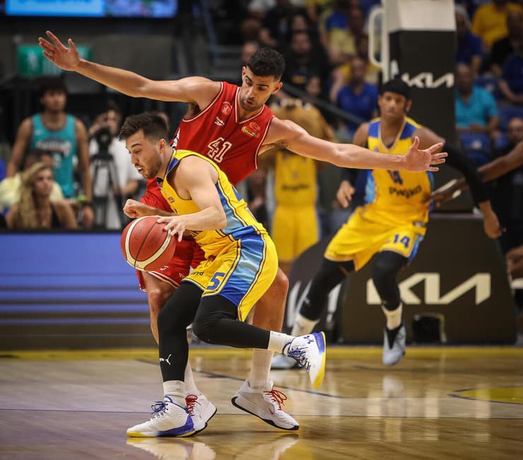 "תמיד חלמתי לשחק ביורוליג". בלאט מול תומר גינת (צילום: עוז מועלם) בלאט מול גינת