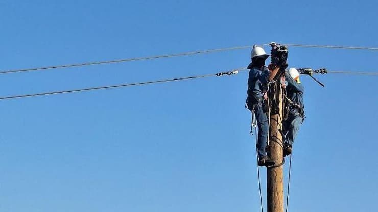 ארכיון (צילום: חברת החשמל) תיקון עמוד חשמל במרחב אביבים שניזוק בעקבות מטחי הירי מלבנון
