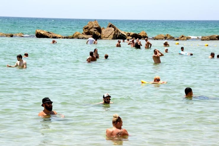 חוף בת ים. ככה הוא צפוי להיראות גם בסוף השבוע הקרוב (צילום: קובי קואנקס) חוף הסלע בבת ים