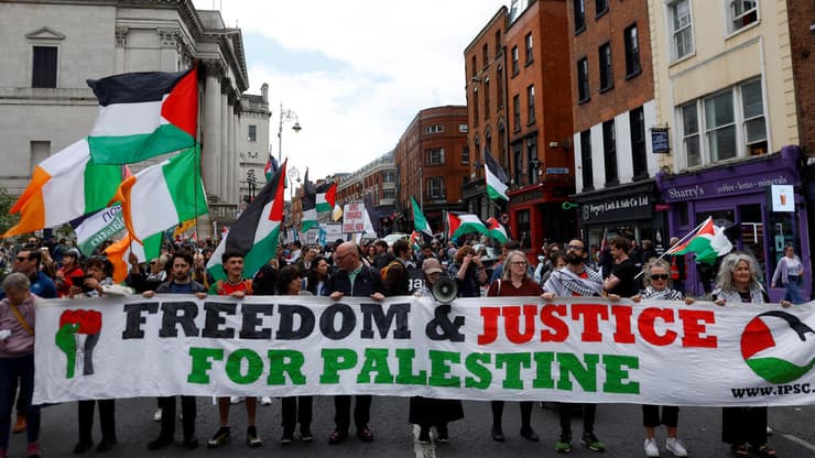 מחאה פרו-פלסטינית בדבלין, עם קריאה ל"חופש וצדק לפלסטין" (צילום: Clodagh Kilcoyne / רויטרס) מחאות פרו-פלסטיניות "להפסיק את חימוש ישראל" בדבלין אירלנד