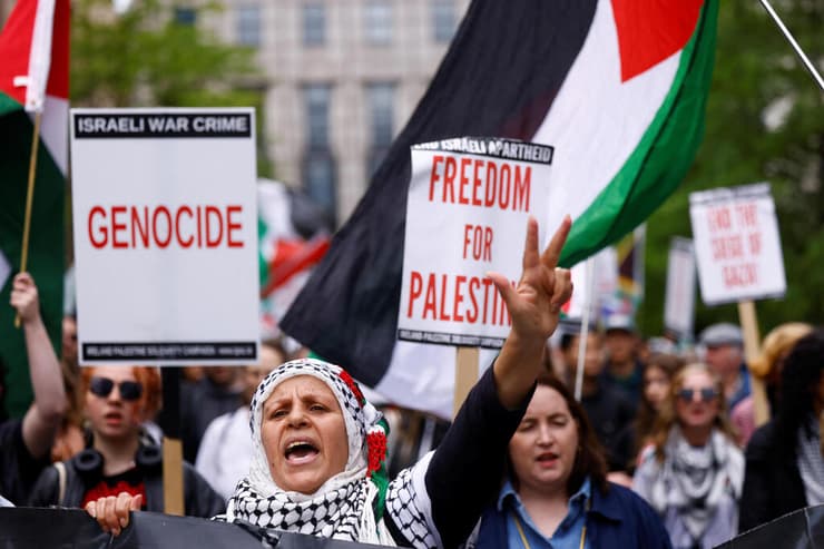 מפגינות שדורשות "חופש לפלסטין". אירלנד היא אחת המדינות העוינות לישראל (צילום: Clodagh Kilcoyne / רויטרס) מחאות פרו-פלסטיניות "להפסיק את חימוש ישראל" בדבלין אירלנד