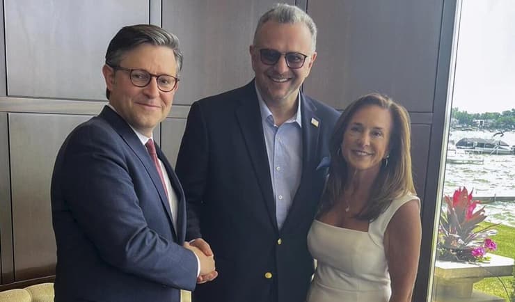 מסעד בולוס (במרכז) עם יו"ר בית הנבחרים מייקל ג'ונסון וחברת הקונגרס הרפובליקנית ליסה מקליין