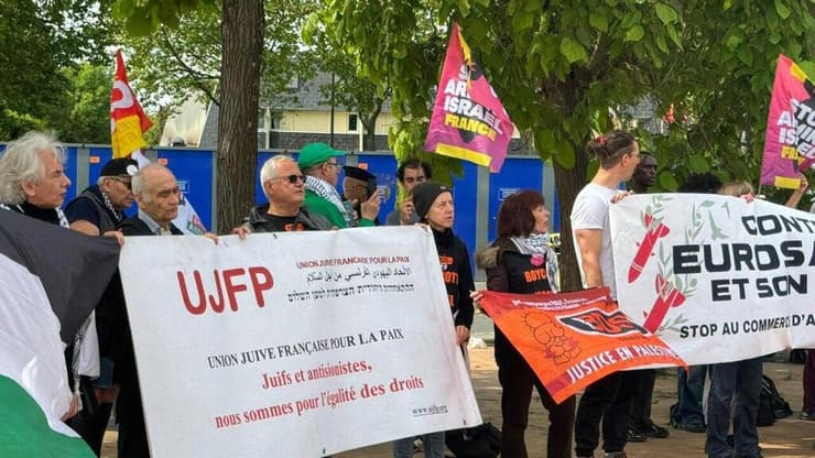 הפגנה פרו פלסטינית שנערכה בשנה שעברה מחוץ לתערוכת הנשק בצרפת (צילום: תמר שבק) הפגנה פרו פלסטינית מחוץ לתערוכת הנשק בצרפת