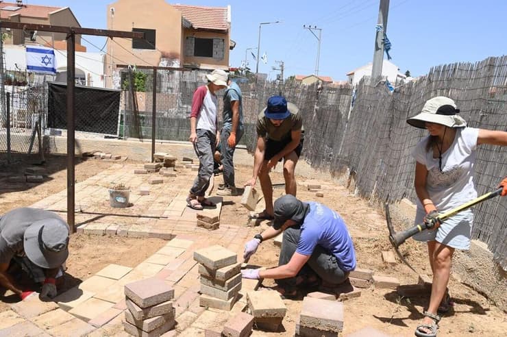 מתנדבי "הרבעון הרביעי" משפצים בתים שניזוקו במלחמה באופקים