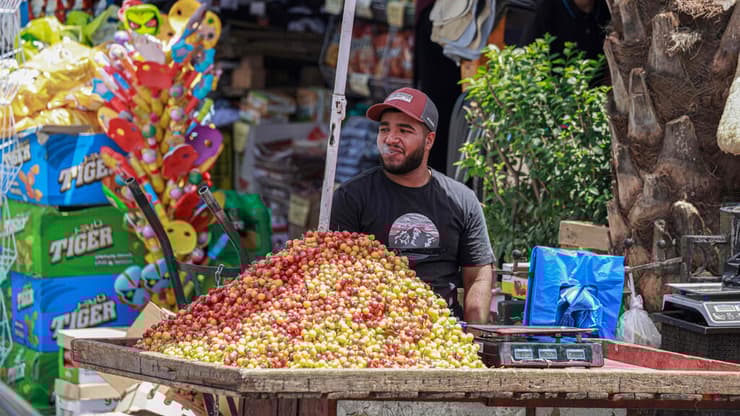 פלסטיני מעשן בשוק