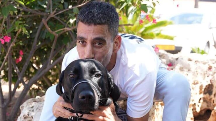 השוטרים איימו בטייזר גם על מורפיוס הכלב, וסירבו לתת לו קערת מים (צילום: תומר שונם הלוי) קובי לוי הלום קרב וכלב השרות שלו