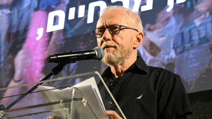 ''כל הרעיון של לעמוד לפני אנשים רבים כל כך הוא זר לי''. גרוסמן בהפגנה בקפלן. (צילום: יובל חן) הפגנה נגד הממשלה בקפלן, תל אביב