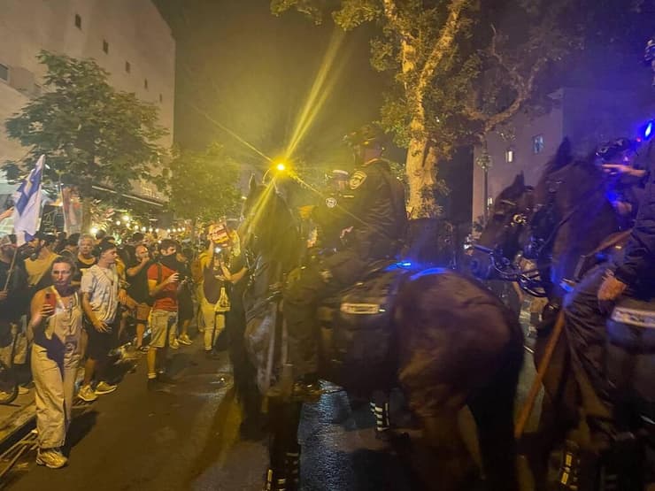 פרשי משטרה במחאה בת"א, אשתקד (צילום: מאיר תורג'מן) מחאה נגד הממשלה מול בית ז'בוטינסקי בתל אביב