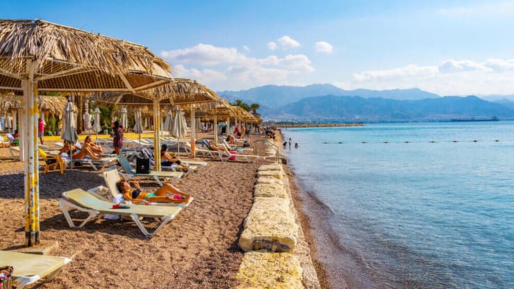 נופשים בחוף הים באילת