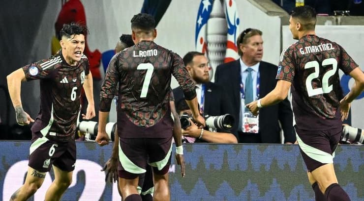 חררדו ארטאגה חוגג עם החברים (רויטרס) חררדו ארטאגה חוגג עם החברים