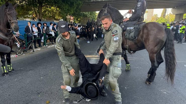 מחאה של הפלג הירושלמי (ארכיון) (צילום: דן רבן) החרדים המפגינים יושבים על הכביש