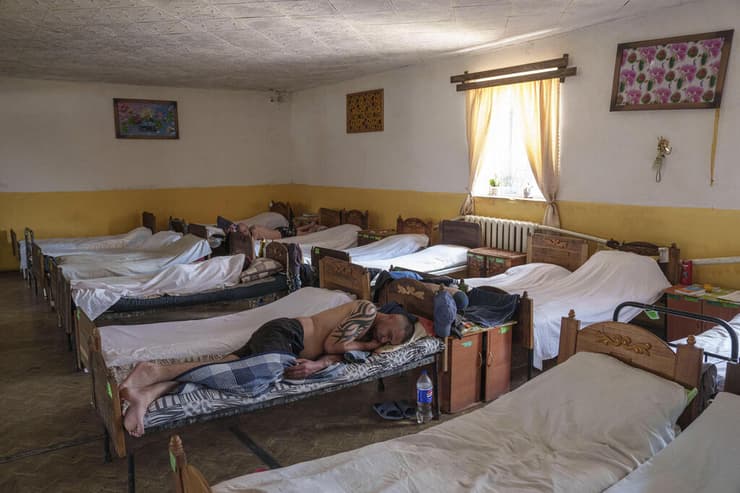 אסירים בכלא אוקראיני (צילום: AP Photo/Evgeniy Maloletka) אוקראינה אסירים כלא דניפרופטרובסק גיוס לצבא