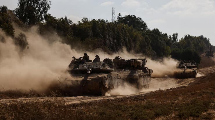 כוחות צה"ל בגבול סמוך לרצועת עזה. המחקר בחן כיצד לחימה משפיעה על פיזור מזהמי PFAS במערכות חקלאיות הצמודות לאזורי מלחמה (צילום: REUTERS/Amir Cohen) כוחות צה"ל בגבול סמוך לרצועת עזה