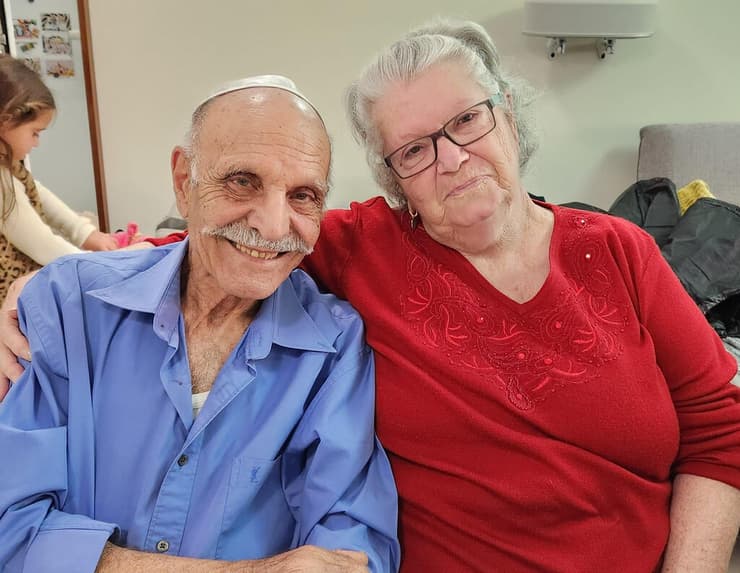 שלמה מנצור ז"ל לצד מזל משפחתו של שלמה מנצור החטוף