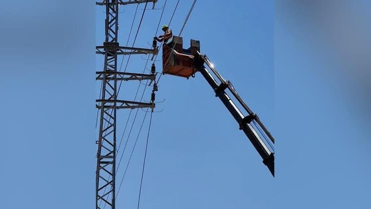 חברת החשמל העזתית האריכה כבלים ברחוב סלאח א-דין כדי להפעיל את מתקן התפלת המים והביוב ממערב לדיר אלבלח ישירות מהחשמל הישראלי