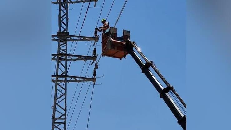 תיקון קו חשמל ברצועה חברת החשמל העזתית האריכה כבלים ברחוב סלאח א-דין כדי להפעיל את מתקן התפלת המים והביוב ממערב לדיר אלבלח ישירות מהחשמל הישראלי