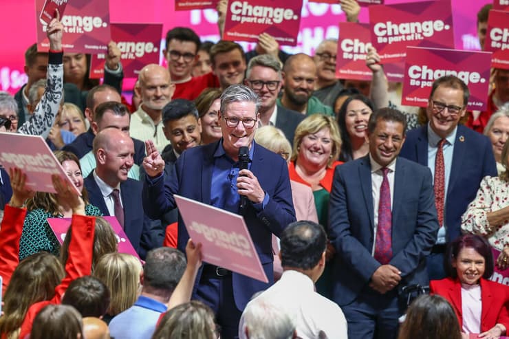 קיר סטרמר מנהיג ה לייבור הלייבור ב בריטניה באירוע בערב ה בחירות