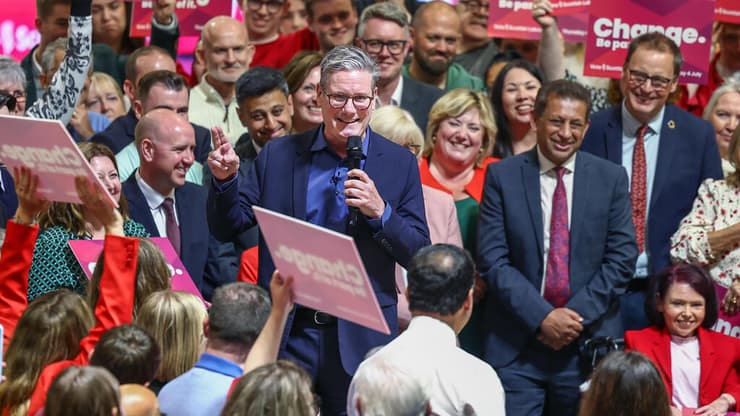 קיר סטרמר מנהיג ה לייבור הלייבור ב בריטניה באירוע בערב ה בחירות