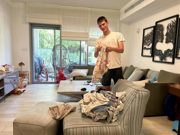 עידו לנדאו, מתנדב בארגון ה"עוגן למשפחות המילואים", מסייע למשפחת מילואימניק עידו לנדאו