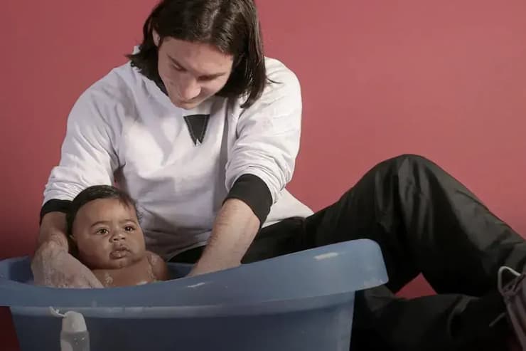 מסי מושח את ימאל למלוכה (צילום: מתוך הטוויטר) מסי וימאל