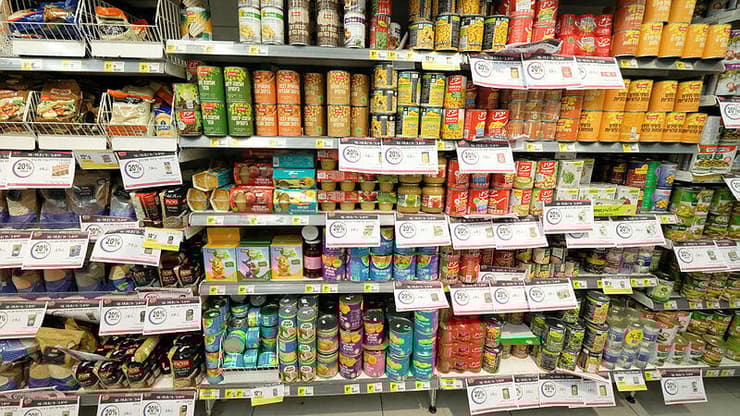 מדפים בסופר (צילום: שאול גולן) מדפים בסופר