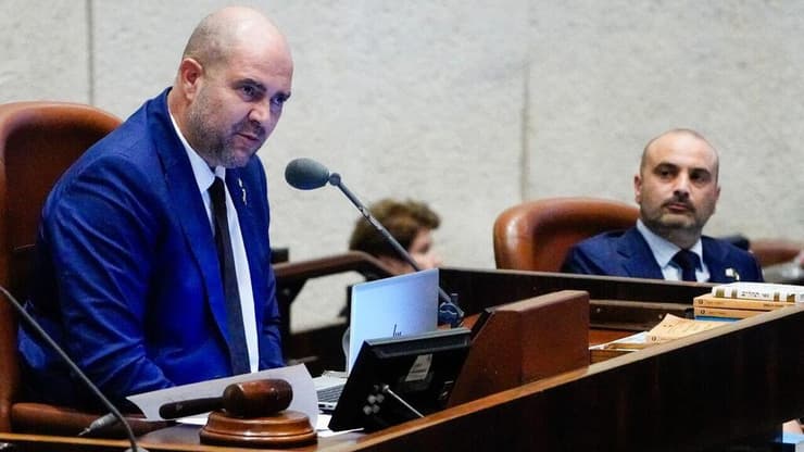 "שרים שלא יעבירו תשובות, יידרשו להשיב במליאת הכנסת". יו"ר הכנסת אמיר אוחנה (צילום: שלו שלום) מליאת הכנסת