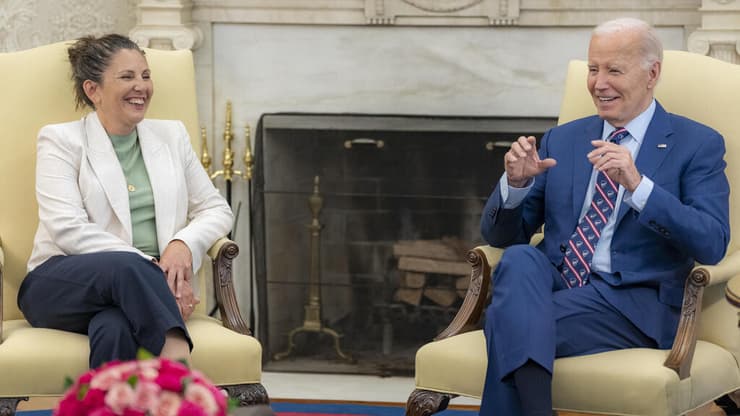 "אמרתי לחמאסניקים 'אבא שלי עכשיו, ברגע זה, מתקשר לשגרירות האמריקנית והם יוציאו אותי מפה'". ביידן ואצילי בבית הלבן ביידן ואצילי בבית הלבן