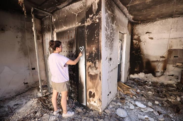בית בקיבוץ בארי (צילום: גדי קבלו ) עמית בביקור בפעם הראשונה בקיבוץ בארי בבית הוריה שנרצחו