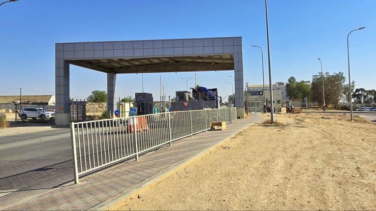 שער הכניסה לבסיס שדה תימן. באו"ם מייצרים "איזון" בין 7/10 לבית התנהלות ישראל (צילום: מאיר אבן חיים) בסיס שדה תימן