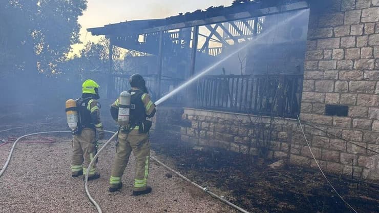 צוותי הכיבוי פועלים לכבות את השריפות במטולה בעקבות ירי ארגון הטרור חיזבאללה
