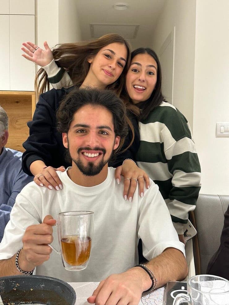 ליבי כהן מגורי ז"ל עם אחיה 