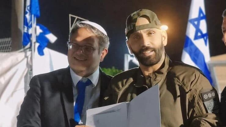 יולי 2024: השר בן גביר מעניק דרגות קצונה לאליאסי טקס הענקת דרגות הקצונה למתנדבי כיתות הכוננות. משמאל: השר איתמר בן גביר, יואב "הצל" אליאסי וניצב פרץ עמר