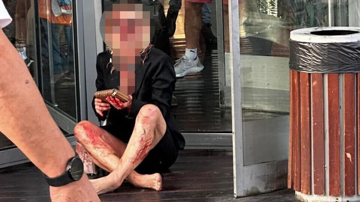  האישה בת ה-33 מגיעה כשהיא אוחזת בגרזן לקניון שבעת הכוכבים בהרצליה