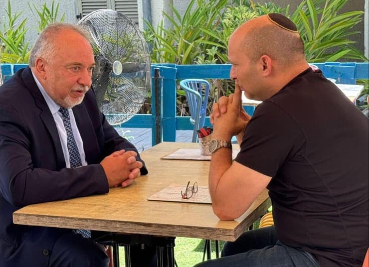 "אני לא פה כדי להיות טהרנית". בנט וליברמן ראש הממשלה לשעבר נפתלי בנט ויו״ר ישראל ביתנו אביגדור ליברמן