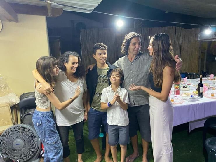 משפחת קלדרון: עופר עם הדס אם ילדיו, וארבעת ילדיהם