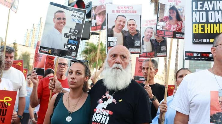 משפחות החטופים בצעדה לשער שאול של בסיס הקריה בתל אביב