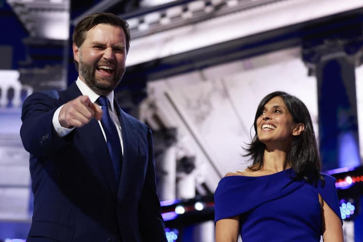 ואנס ורעייתו אושה. ביקור בלי הזמנה (צילום: JOE RAEDLE / GETTY IMAGES NORTH AMERICA / AFP) אושה ואנס אשתו של ג'יי די ואנס סגן הנשיא המיועד של דונלד טראמפ