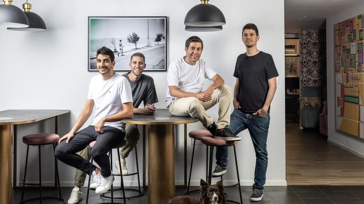 מייסדי וויז (מימין לשמאל) רועי רזניק, עמי לוטבק, אסף רפפורט וינון קוסטיקה (צילום: אבישג שאר-ישוב) המייסדים ובעלי Wiz, מימין: רועי רזניק (סמנכ"ל פיתוח), עמי לוטבק (סמנכ"ל טכנולוגיה), אסף רפפורט (מנכ"ל), ינון קוסטיקה (סמנכ"ל מוצר)