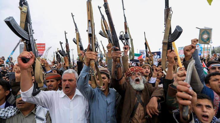 החות'ים בתימן ( צילום: MOHAMMED HUWAIS / AFP) חות'ים מפגינים בתימן