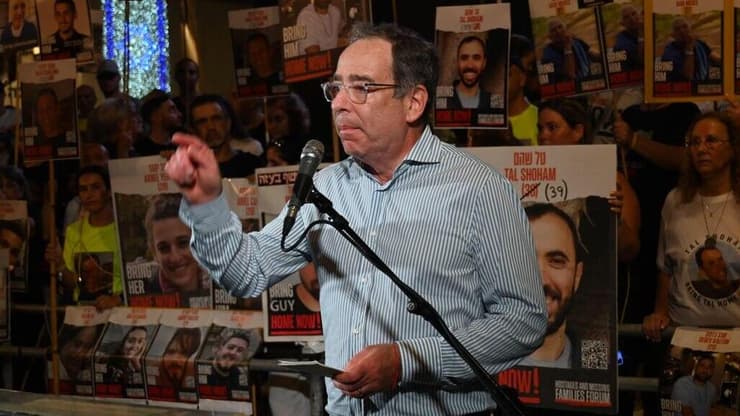 תומאס ריצ׳רד ניידס בעצרת בכיכר החטופים ביום ה-288 למלחמה