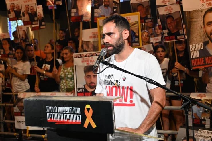 "אמשיך להגיע רק בלי השלט של אורון". אבירם שאול בכיכר החטופים (צילום: פאולינה פטימר) אבירם שאול בעצרת בכיכר החטופים ביום ה-288 למלחמה